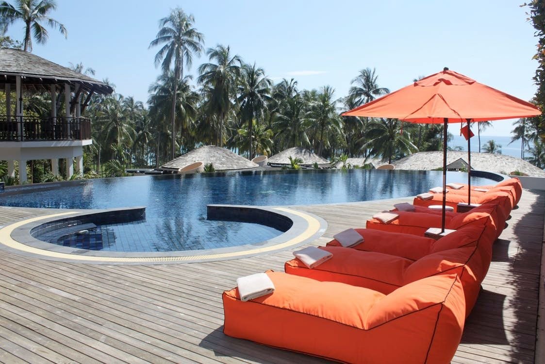 Piscina y áreas comunes de un complejo residencial en el Caribe